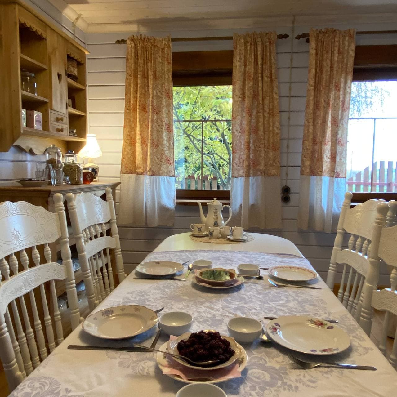 Изба — общее пространство с гостиной, кухней, столовой и террасой с видом на сад