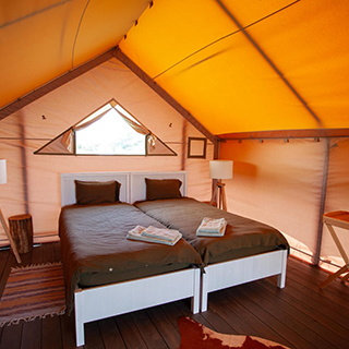 «Out of Russia» – тёплая палатка с мягкими кроватями, необходимой мебелью, электрическим отоплением и личной террасой с видом на поле и лес