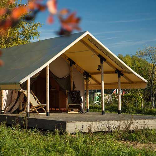 «Out of Russia» – тёплая палатка с мягкими кроватями, необходимой мебелью, электрическим отоплением и личной террасой с видом на поле и лес